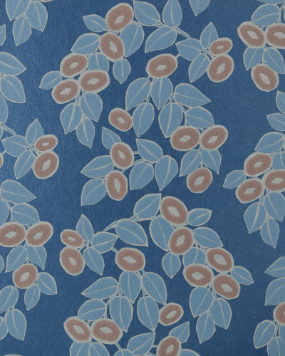 Tapet cu design floral elegant, în nuanțe de albastru închis, cu frunze luxoase și flori delicate.