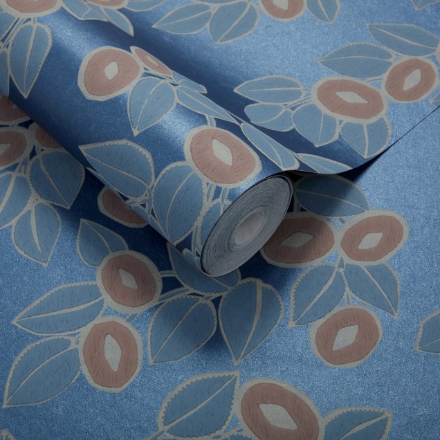 Tapet cu design floral elegant, în nuanțe de albastru închis, cu frunze luxoase și flori delicate.