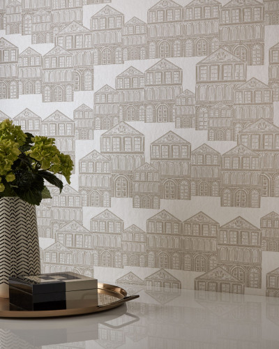 Tapet cu model elegant de cladiri in crem ivor, perfect pentru a crea un punct focal in living, dormitor sau birou.