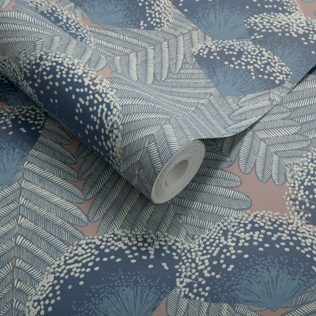 Tapet floral cu design Art Deco în nuanțe de albastru deschis și flori elegante.