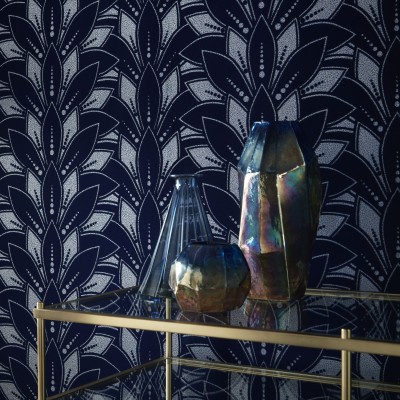 Tapet Midnight Blue Luxury Flock cu design geometric elegant, in culori albastre inchise, cu un finisaj catifelat.