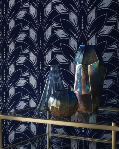 Tapet Midnight Blue Luxury Flock cu design geometric elegant, in culori albastre inchise, cu un finisaj catifelat.