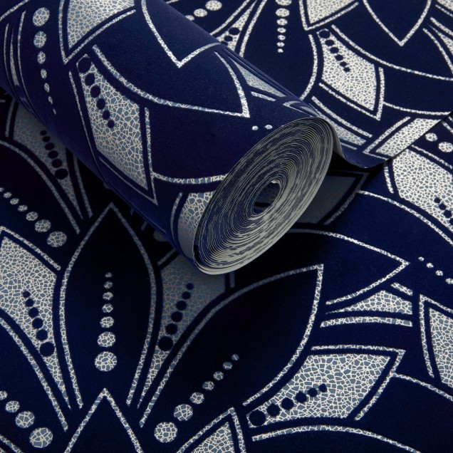 Tapet Midnight Blue Luxury Flock cu design geometric elegant, in culori albastre inchise, cu un finisaj catifelat.