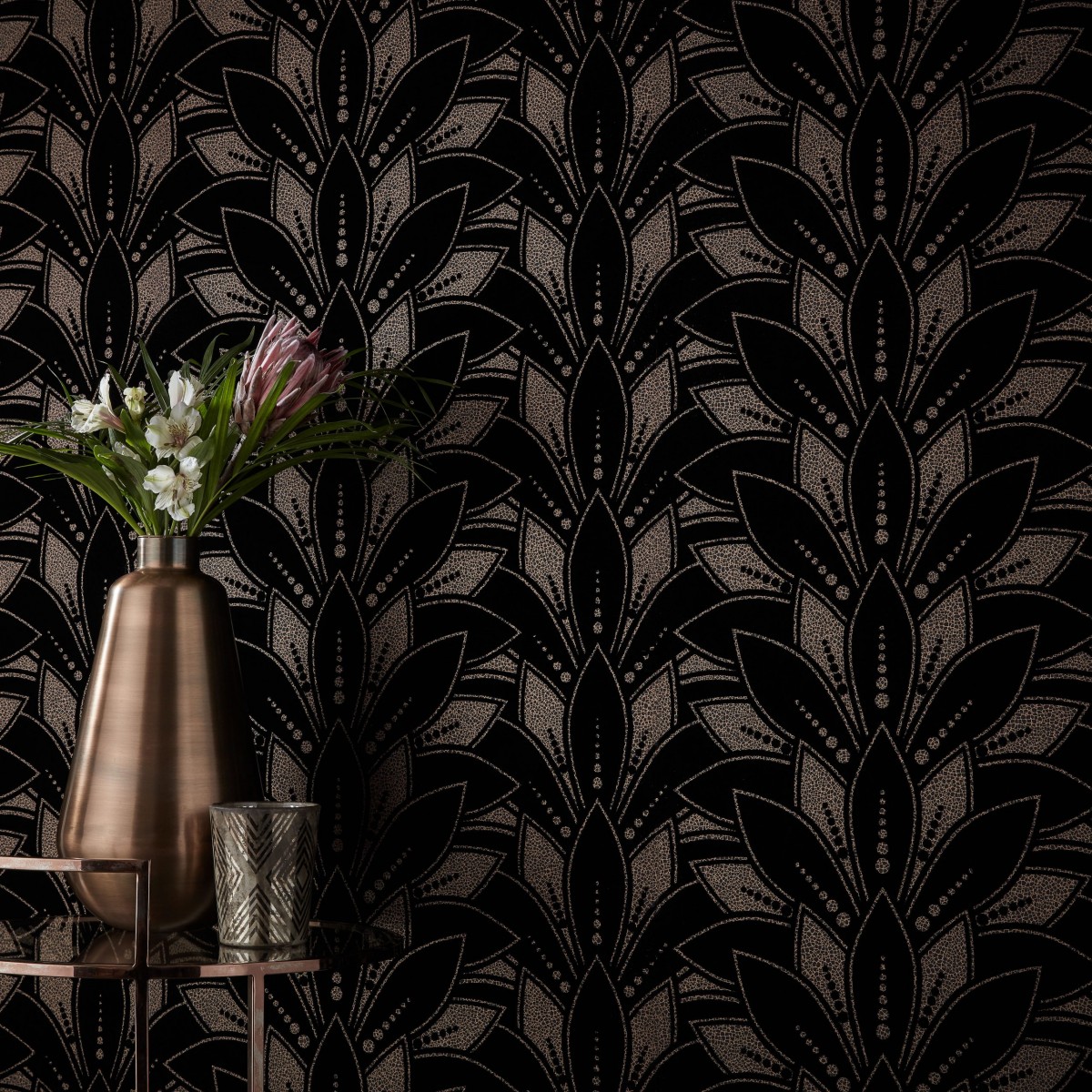 Tapet 1838 Wallcoverings 1838-1907-139-03. Conține culorile: Negru, Negru Închis, Gri, Gri-Maro, Fildeș, Gri, Gri Veveriță, Albastru, Albastru Noapte