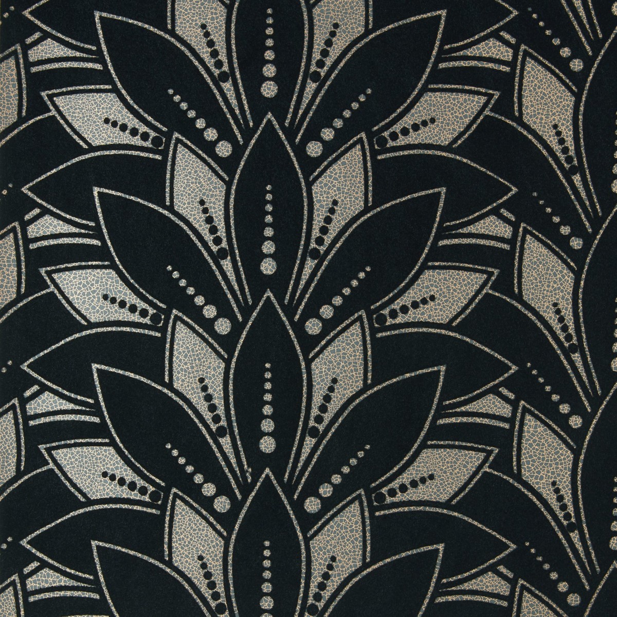 Tapet 1838 Wallcoverings 1838-1907-139-03. Conține culorile: Negru, Negru Închis, Gri, Gri-Maro, Fildeș, Gri, Gri Veveriță, Albastru, Albastru Noapte
