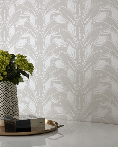 Tapet modern cu design geometric si textura delicata, cu un finisaj perla crem.