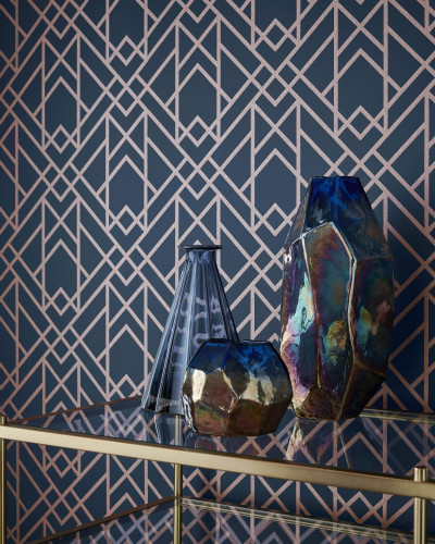 Tapet geometric Midnight Blue Luxury cu model elegant în albastru închis și roz auriu.