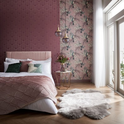 Tapet geometric elegant Cassis Purple Luxury Geometric cu design modern și culori luxoase. Ideal pentru dormitor, living sau hol.