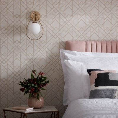 Tapet geometric cu un design elegant în nuanțe neutre de nisip, ideal pentru dormitoare, livinguri sau birouri.