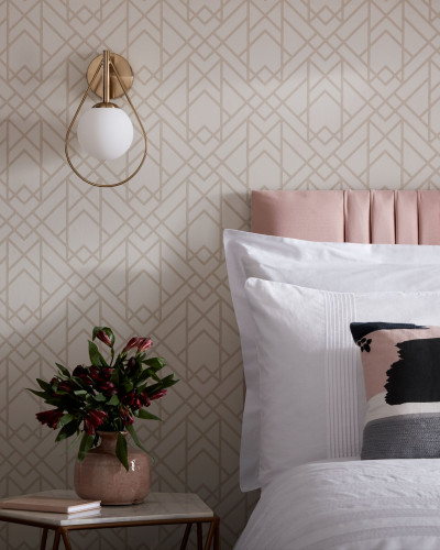 Tapet geometric cu un design elegant în nuanțe neutre de nisip, ideal pentru dormitoare, livinguri sau birouri.