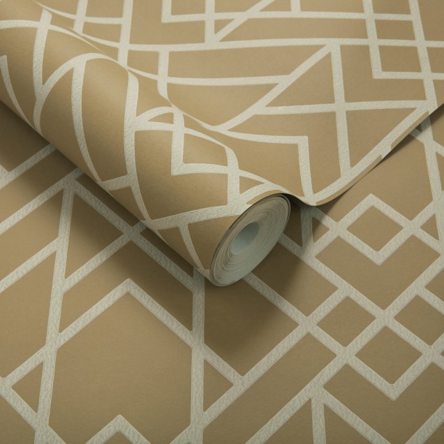 Mustard Yellow Luxury Geometric tapet cu model geometric pe fundal galben, cu un scaun verde si o planta cu flori albe in ghiveci auriu, in fata tapetului.