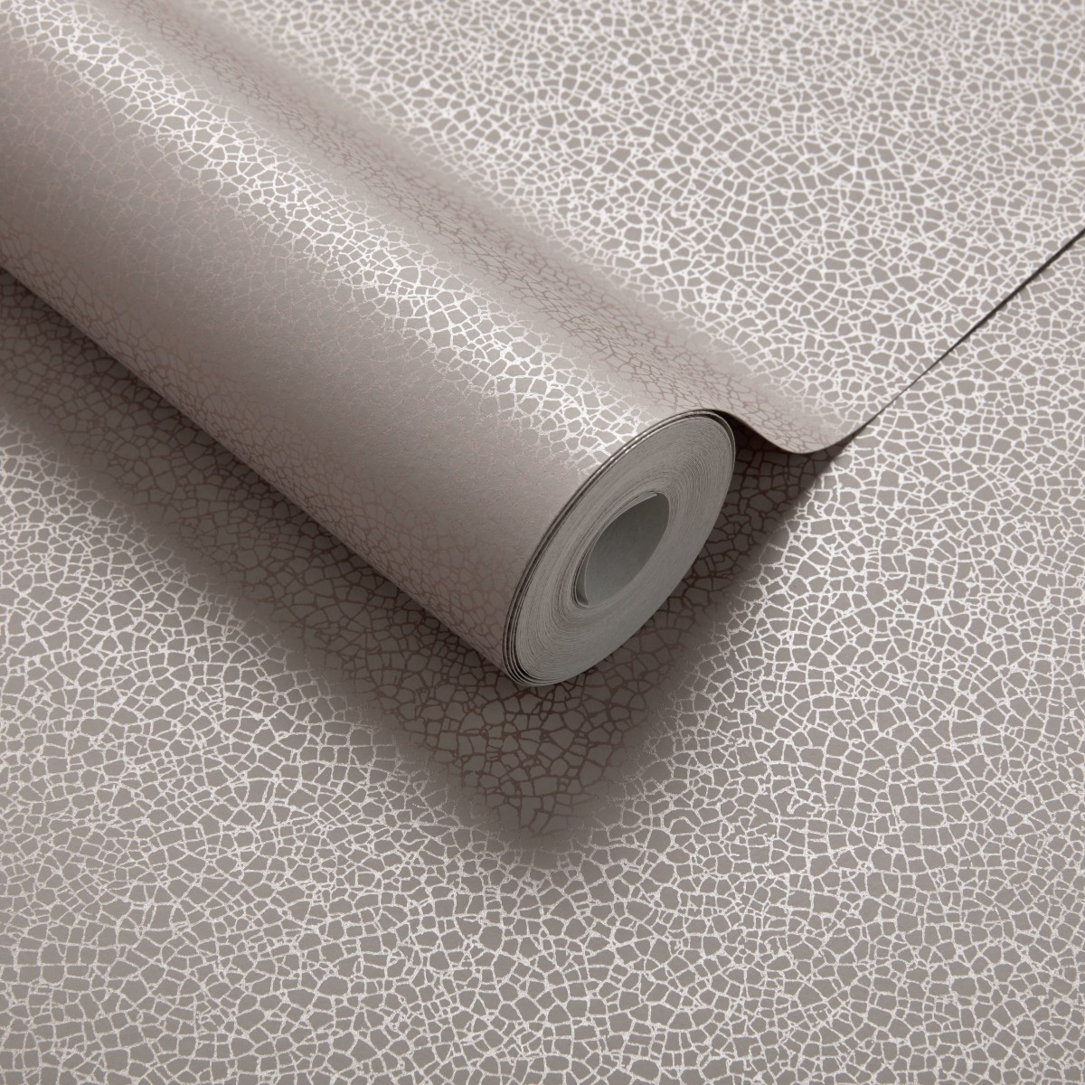 Tapet 1838 Wallcoverings 1838-1907-141-02. Conține culorile: Gri, Gri Platină, Alb, Alb Semnal, Gri, Gri-Bej