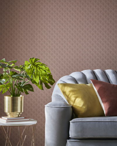 Tapet Coral Pink Luxury Art Deco cu un model de evantai sofisticat, arătând un design rafinat, perfect pentru a adăuga o notă de eleganță și sofisticare spațiului dumneavoastră.