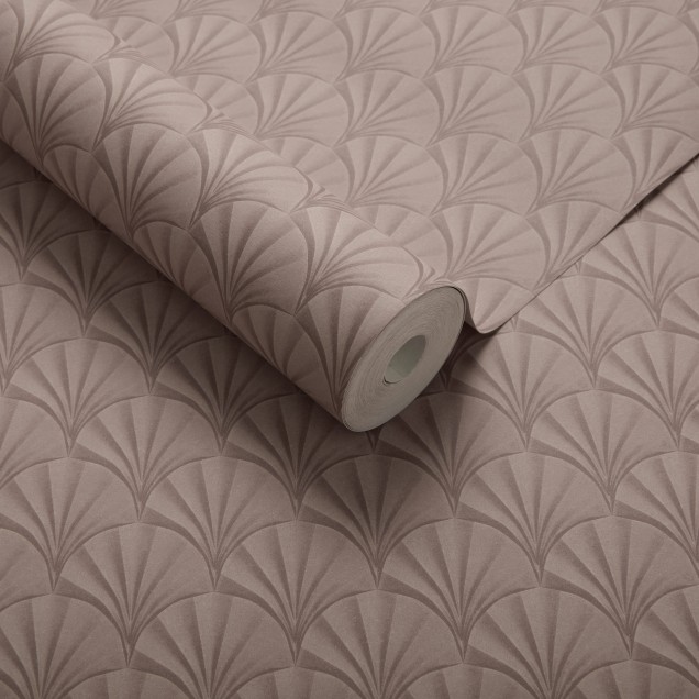 Tapet Coral Pink Luxury Art Deco cu un model de evantai sofisticat, arătând un design rafinat, perfect pentru a adăuga o notă de eleganță și sofisticare spațiului dumneavoastră.
