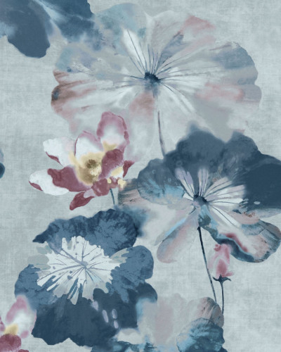 Tapet Water Lilies Blue Dusk Luxury Floral cu flori de nuferi albastre pe fond albastru deschis. Tapetul este decorat cu flori mari si delicate. Se vede un chiuveta alba cu robinet auriu in fata tapetului.
