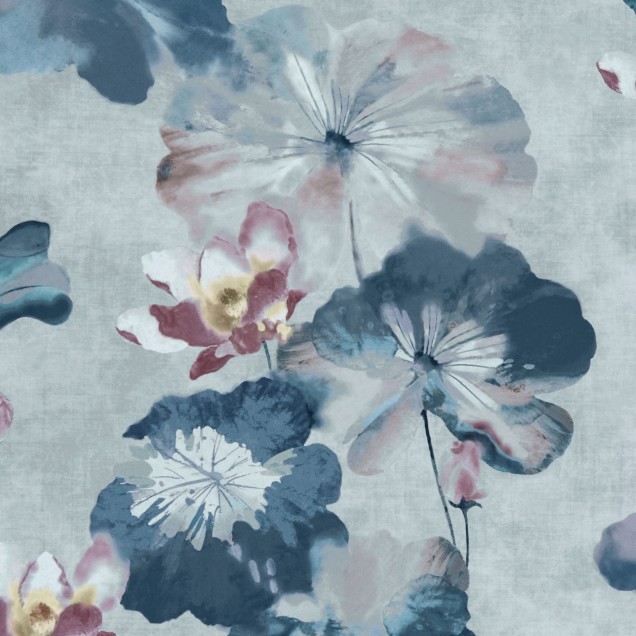Tapet Water Lilies Blue Dusk Luxury Floral cu flori de nuferi albastre pe fond albastru deschis. Tapetul este decorat cu flori mari si delicate. Se vede un chiuveta alba cu robinet auriu in fata tapetului.