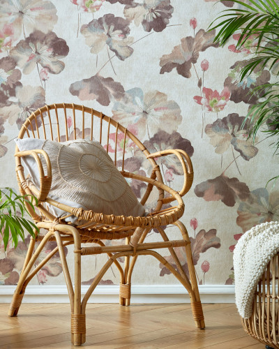 Tapet floral cu nuanțe delicate de caramel crem și model cu flori de nuferii.
