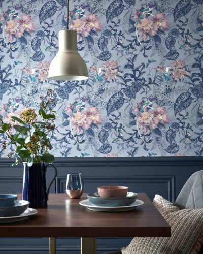 Tapet Hedgerow, Blue Dusk Luxury Feature, cu un model complex cu păsări exotice, flori delicate și frunze pe un fundal albastru estompat
