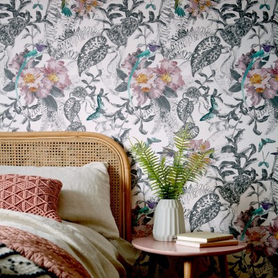 Tapet floral cu design delicat, Hedgerow, Chamomile Pink Luxury Feature, cu flori roz si frunze delicate, perfect pentru un dormitor modern.