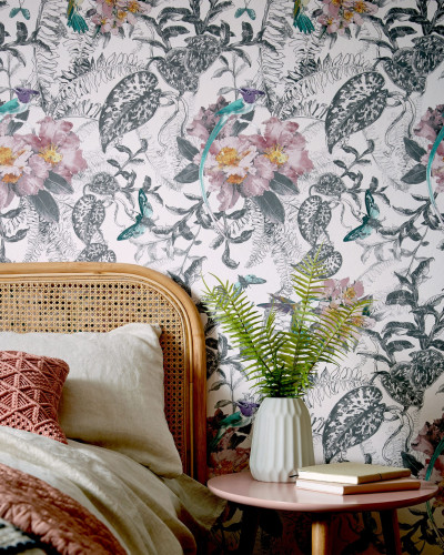 Tapet floral cu design delicat, Hedgerow, Chamomile Pink Luxury Feature, cu flori roz si frunze delicate, perfect pentru un dormitor modern.
