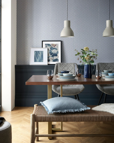 Tapet geometric luxos cu model din ratan, in nuante de albastru si argintiu, in decorul unei sali de mese