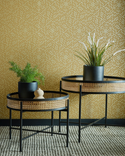 Tapet geometric hexagonal de culoare galben miere, cu model subtil si elegant.