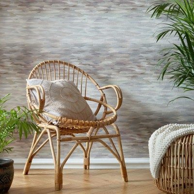 Tapet geometric Caramel Neutral Luxury cu un scaun din ratan și plante verzi