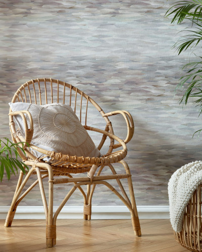 Tapet geometric Caramel Neutral Luxury cu un scaun din ratan și plante verzi