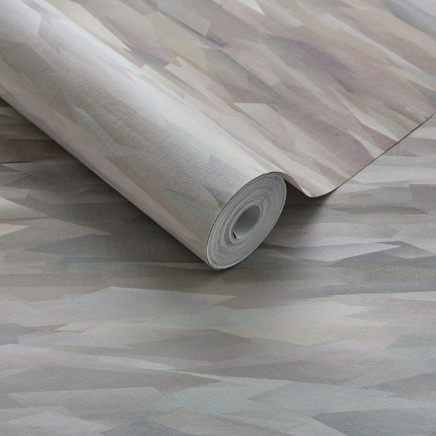 Tapet geometric Caramel Neutral Luxury cu un scaun din ratan și plante verzi