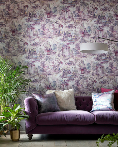 Tapet Pavilion, Rose Pink Luxury Toile, cu modele romantice de pavilioane și plante într-o schemă de culori roz pal.