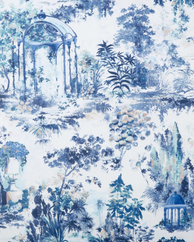 Tapet Pavilion Blue Luxury Toile cu design floral delicat in nuante de albastru pe un fundal alb.
