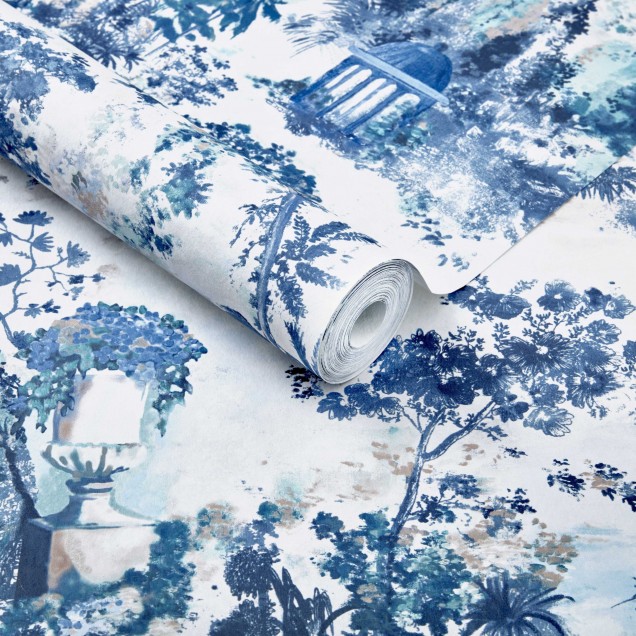 Tapet Pavilion Blue Luxury Toile cu design floral delicat in nuante de albastru pe un fundal alb.