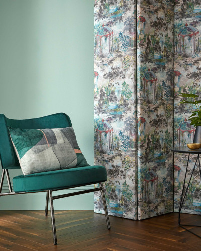 Tapet cu design Toile, cu o nuanță de verde luxuriant, prezintă o scenă inspirată de natură cu foișoare elegante și un design luxuriant al frunzelor.