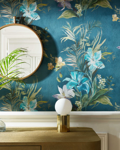Tapet floral cu flori albastre si galbene pe un fundal bleumarin elegant.