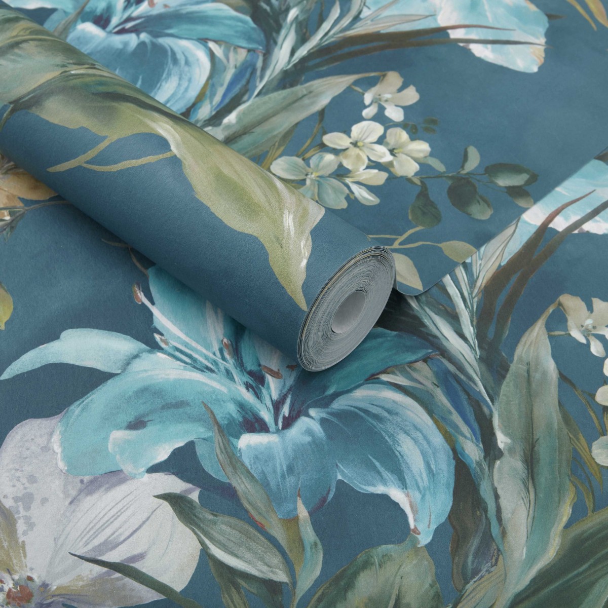 Tapet 1838 Wallcoverings 1838-2109-154-04. Conține culorile: Albastru, Albastru Perlă-Gențian, Turcoaz, Turcoaz Pastel, Verde, Verde Reseda, Bej, Bej Verzui, Gri, Gri Antracit