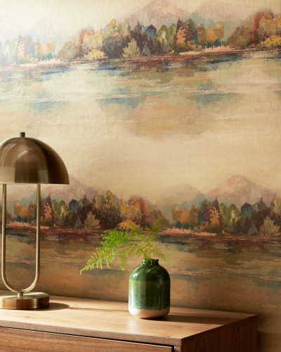 Tapet Lakeside, Autumn Gold - Peisaj de lux cu culori calde de toamnă, cu un lac liniștit și copaci în nuanțe de galben, roșu și verde
