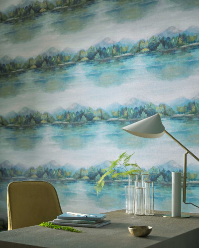 Tapet Lakeside Fern Green Luxury Landscape cu un design modern si elegant, inspirat de natura.