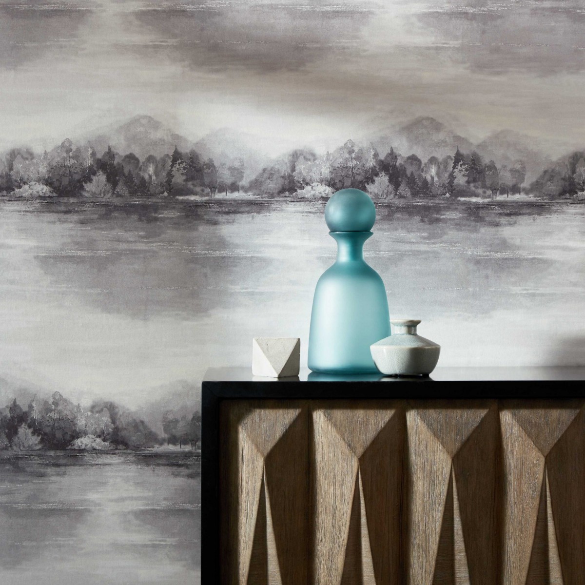 Tapet 1838 Wallcoverings 1838-2109-155-04. Conține culorile: Aluminiu, Aluminiu-Alb, Gri, Gri Șoarece, Gri, Gri-Negru