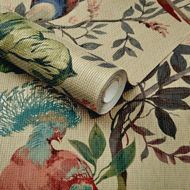 Tapet cu model floral elegant, cu păsări exotice, frunze luxuriante și detalii elaborate. Tapetul este realizat din fibre naturale, cu o textură bogată.