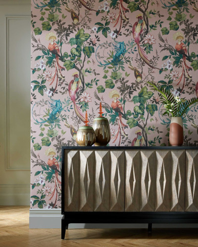 Tapet cu păsări exotice și flori, pe fundal roz pal. Design elegant și vibrant, perfect pentru a adăuga o notă de lux oricărei camere.