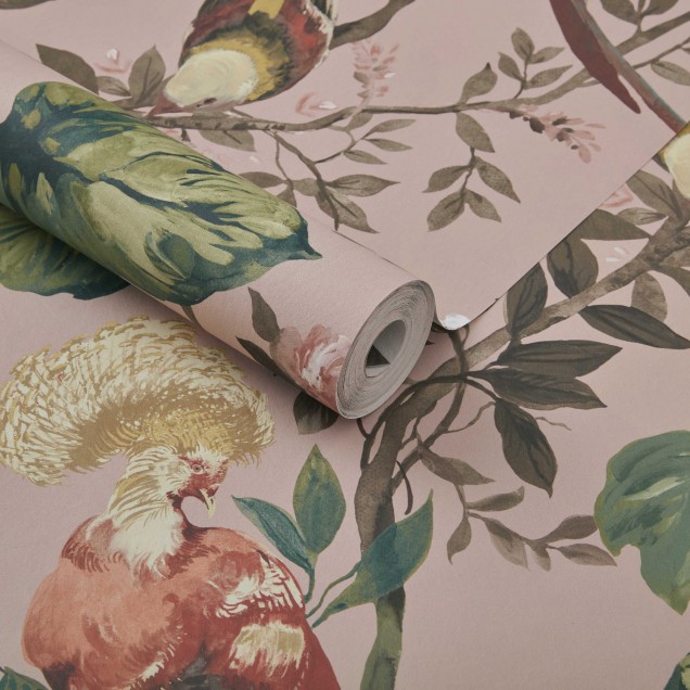 Tapet cu păsări exotice și flori, pe fundal roz pal. Design elegant și vibrant, perfect pentru a adăuga o notă de lux oricărei camere.