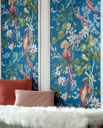 Tapet cu păsări exotice, design luxuriant, fundal albastru regal