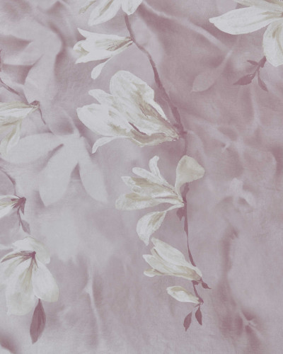 Tapet Trailing Magnolia Blush Pink Luxury Floral cu flori de magnolie roz pudrat.