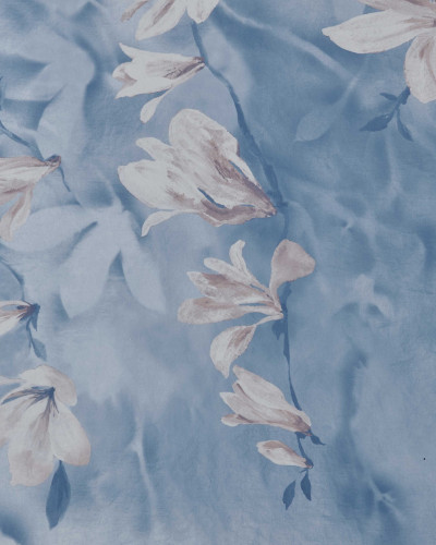 Tapet floral cu magnolie albă pe fundal Chambray Blue