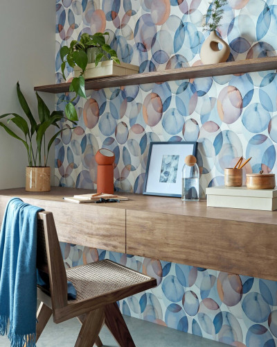 Wallpaper geometric cu cercuri in nuante de albastru opalescent, perfect pentru a crea un aspect modern si sofisticat.