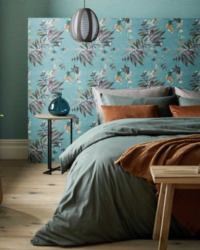 Tapet floral teal cu flori delicate și frunze bogate.