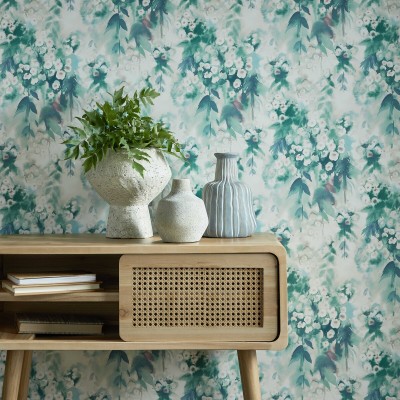 Tapet floral verde smarald cu flori albe delicate pe un fond alb