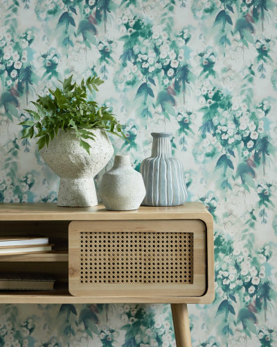 Tapet floral verde smarald cu flori albe delicate pe un fond alb