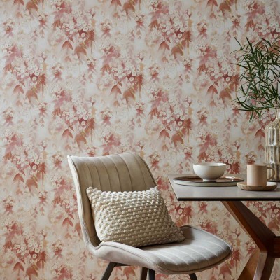 Tapet floral elegant cu imprimeu delicat în nuanțe de roșu și mango.