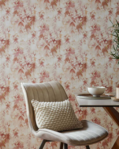 Tapet floral elegant cu imprimeu delicat în nuanțe de roșu și mango.